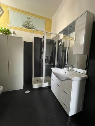 La salle de bains est pourvue d'un lavabo blanc et d'une douche. dans l'établissement Casa Vacanze Mimí, à Salerne