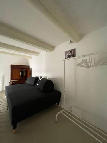 - une chambre avec un lit noir dans l'établissement Casa Vacanze Mimí, à Salerne
