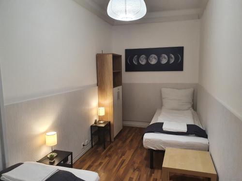 um pequeno quarto com 2 camas e 2 candeeiros em Cozy apartment on Raday Corso em Budapeste