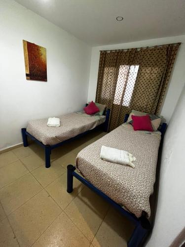 2 Betten in einem Zimmer mit in der Unterkunft Angelina Pilar Córdoba in Pilar