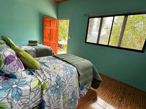 a bedroom with a bed and a window at Hotel Vista Bonita in Parrita