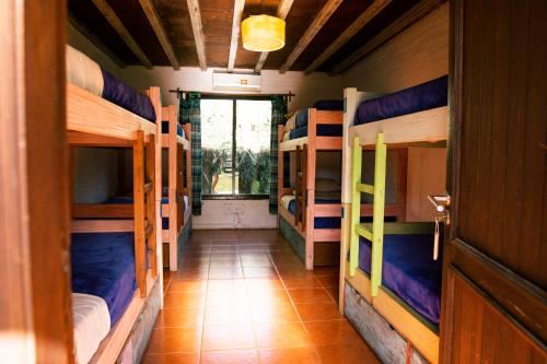 einen Flur mit mehreren Etagenbetten in einem Zimmer in der Unterkunft La Quinta Hostel & Suites in Punta del Este
