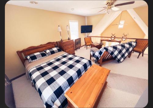 1 dormitorio con 1 cama y sala de estar en Rose Ellen’s Country Estate en Albany