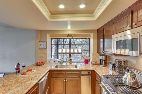 Fotografie z fotogalerie ubytování Waterfront Lake Arrowhead Townhome with Balconies! v destinaci Lake Arrowhead