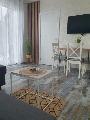 En TV eller et underholdningssystem på Apartman Zlatni breg Divčibare