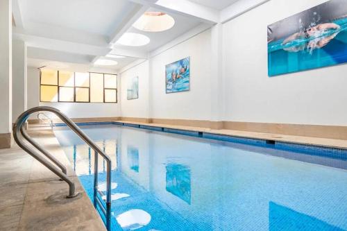 duży basen z błękitnym basenem w obiekcie D-Appartement de luxe plein centre de gueliz avec piscine parking wifi netflix w Marakeszu