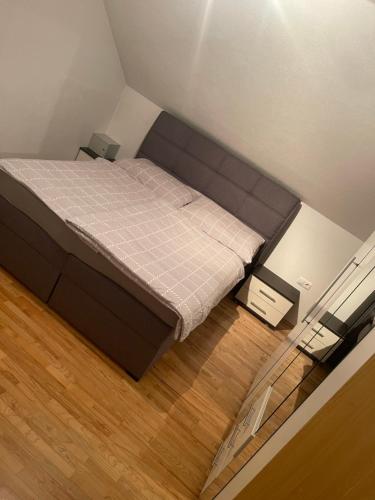 MT-Rooms في كابفنبيرغ: إطلالة علوية على سرير في غرفة صغيرة