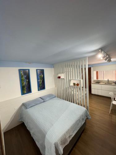1 dormitorio con 1 cama y baño en Pousada Ilha do Campeche, en Florianópolis