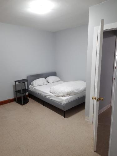 1 cama con 2 almohadas en una habitación en House -1, en Thunder Bay