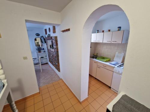 eine Küche mit einem Torbogen in der Mitte eines Raumes in der Unterkunft Apartment in Icici with sea view, terrace, Wi-Fi (4870-1) in Ičići