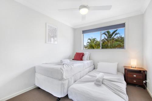 Zimmer mit 2 Betten und einem Fenster in der Unterkunft Riptide in Coffs Harbour