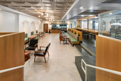 a restaurant with wooden tables and chairs in a room at The Live Hotel in Los Angeles