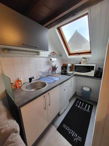 - une petite cuisine avec un évier et une pyramide dans l'établissement Charmant appartement au cœur du quartier St-Pierre, à Amiens
