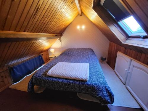 Cette petite chambre mansardée comprend un lit. dans l'établissement Charmant appartement au cœur du quartier St-Pierre, à Amiens