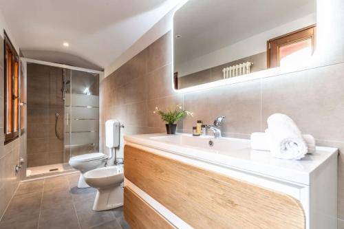 een badkamer met een witte wastafel en een toilet bij Moline Home, in the City Center in Bologna