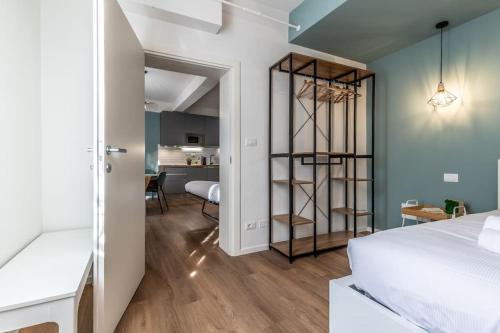 een slaapkamer met een bed en een eetkamer bij Moline Home, in the City Center in Bologna