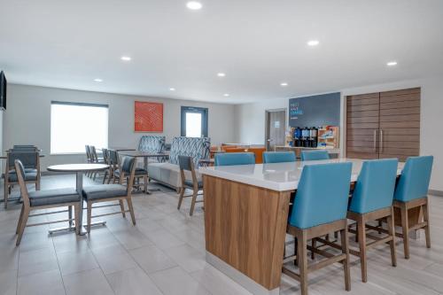 Гостиная зона в Holiday Inn Express - Rensselaer by IHG