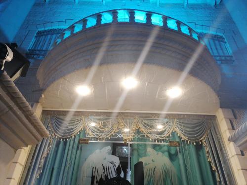 a room with a ceiling with a curtain and a window at Yaso Roof & Apartments in Amman