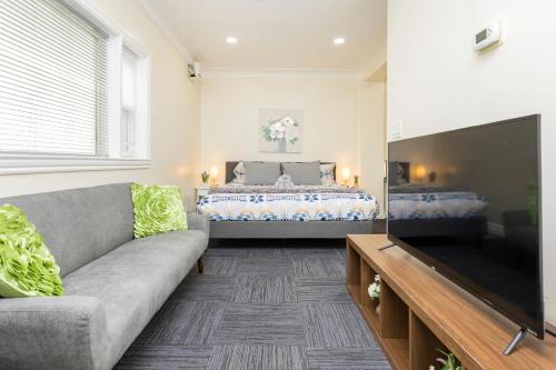 Cozy 1BR Apt - King Bed - Mid Chinatown