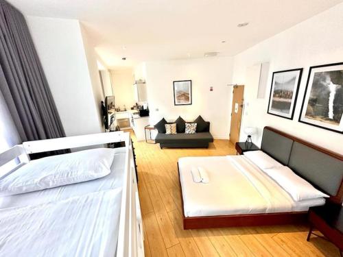 een woonkamer met 2 bedden en een bank bij V05 Fantastic Apartment - Piccadilly Circus on Doorstep! in Londen