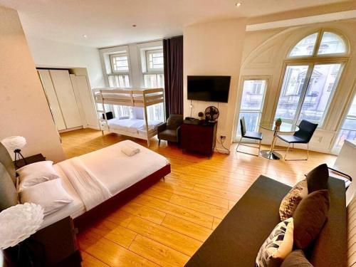 een woonkamer met een bank en een piano bij V05 Fantastic Apartment - Piccadilly Circus on Doorstep! in Londen
