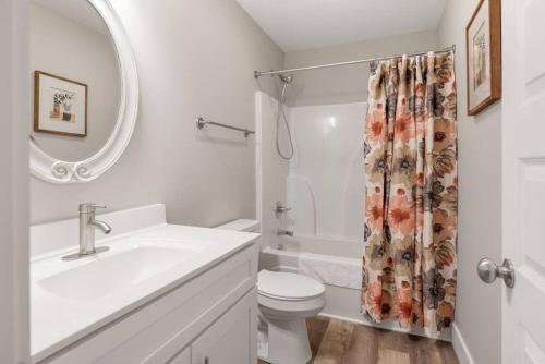 La salle de bains est pourvue d'un lavabo, de toilettes et d'un rideau de douche. dans l'établissement Brand New in Goodlettsville, à Goodlettsville