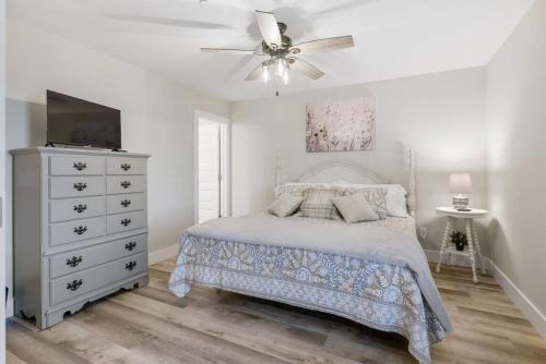 - une chambre avec un lit, un ventilateur de plafond et une commode dans l'établissement Brand New in Goodlettsville, à Goodlettsville