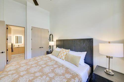 ein Schlafzimmer mit einem großen Bett und einer Lampe in der Unterkunft Luxe Schweitzer Condo with Hot Tub Ski-InandSki-Out! in Sandpoint
