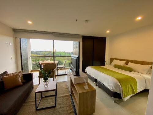 um quarto com uma cama, um sofá e uma televisão em Room in BB - Luxurious mountain-view suite em San Antonio