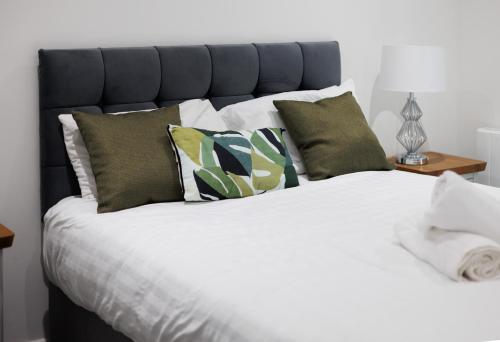 Katil atau katil-katil dalam bilik di Charming 2BR apt in the Heart of Belfast City