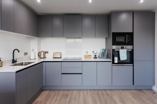 Dapur atau dapur kecil di Charming 2BR apt in the Heart of Belfast City