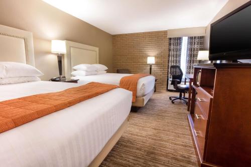 Drury Inn & Suites Kansas City Airport Image