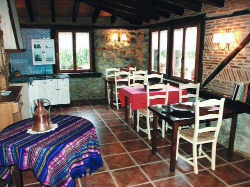 een keuken en eetkamer met een tafel en stoelen bij Aristieta in Ajangiz