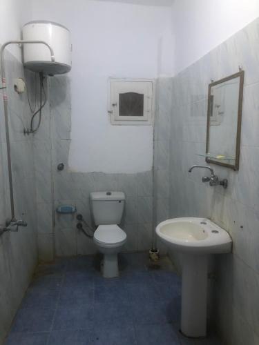 a bathroom with a toilet and a sink at شارع طارق مرسي مطروح in Marsa Matruh