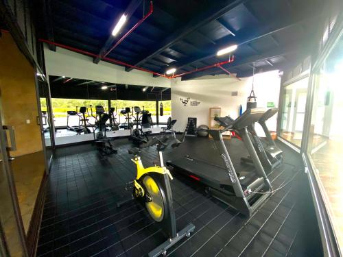 un gimnasio con cinta de correr y bicicleta en Room in Guest room - Elegant And Sophisticated Suite, en Rionegro