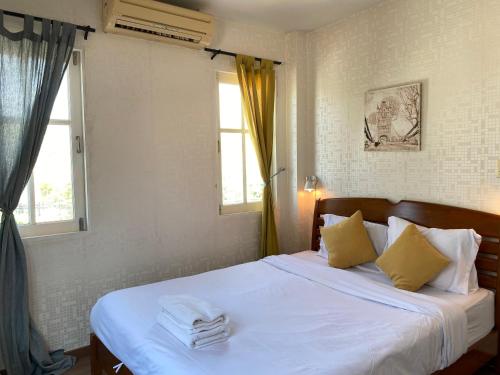 1 dormitorio con 1 cama con 2 toallas en jomtien pink villa 4BR, en Jomtien Beach