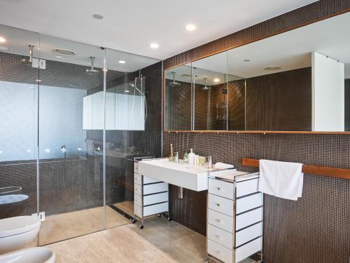 Ένα μπάνιο στο Serain Residences on 9 Hamilton Avenue