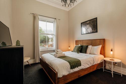 奧克蘭的住宿－View 14，一间卧室设有一张大床和一个窗户。