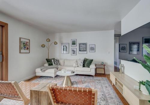 Ruang duduk di Denver Basecamp-10mins from DT - Hot Tub - Large Yard