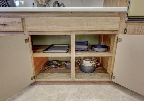 Dapur atau dapur kecil di Denver Basecamp-10mins from DT - Hot Tub - Large Yard