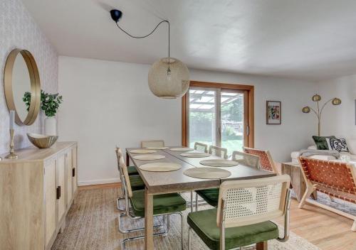 Ruang duduk di Denver Basecamp-10mins from DT - Hot Tub - Large Yard