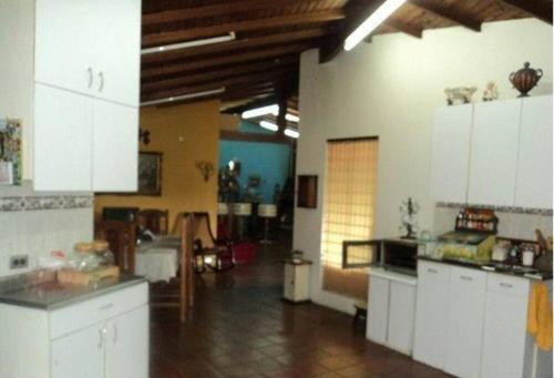een grote keuken met witte kasten in een kamer bij Finca Campestre en Guarne in Guarne
