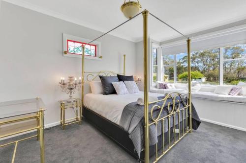 een slaapkamer met een hemelbed en een raam bij Addlestone House - St Mary's in Saint Marys
