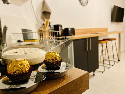 - une cuisine avec deux petits gâteaux enroulés sur un comptoir dans l'établissement Appartement Ferrero, à Angoulême