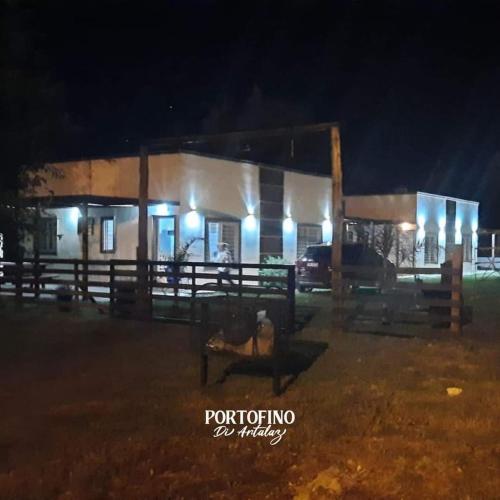 een gebouw met een hek er 's nachts voor bij PORTOFINO DI ARTALAZ in Colón