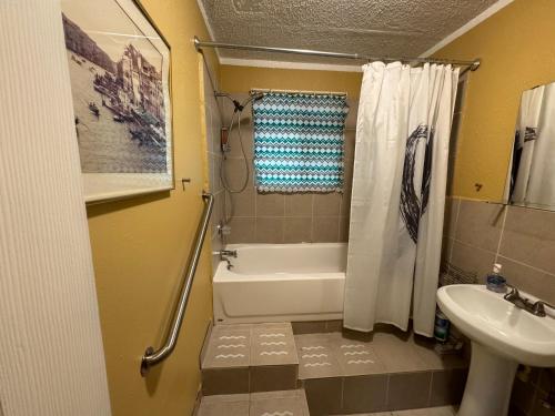 een badkamer met een bad, een wastafel en een toilet bij Studio in West Seattle in Seattle