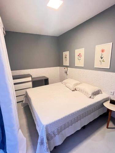 een slaapkamer met een groot bed met witte lakens bij Apartamento prox shopping atlântico BrisamarBC5 in Balneário Camboriú