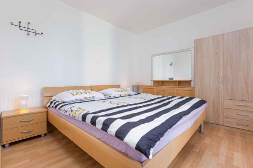 - une chambre avec un lit et deux commodes dans l'établissement Apartment in Cervar Porat - Istrien 44232, à Poreč