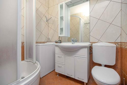 La salle de bains est pourvue de toilettes, d'un lavabo et d'une baignoire. dans l'établissement Apartment in Cervar Porat - Istrien 44232, à Poreč