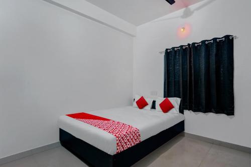 As Hotels & Banquet في Hazārībāg: غرفة نوم بسرير وستارة سوداء